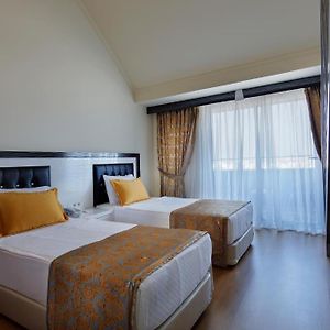 Familien-Zimmer mit zwei Einzelbetten